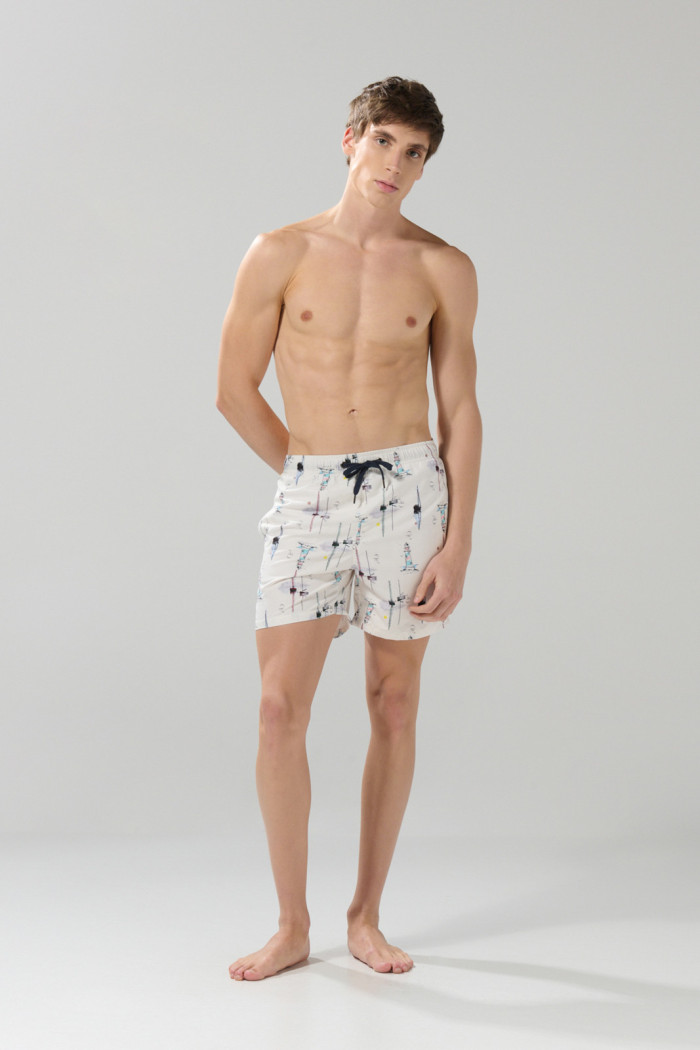 Bermuda playera estampada crema clara con bolsillos