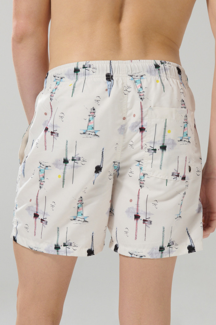 Bermuda playera estampada crema clara con bolsillos