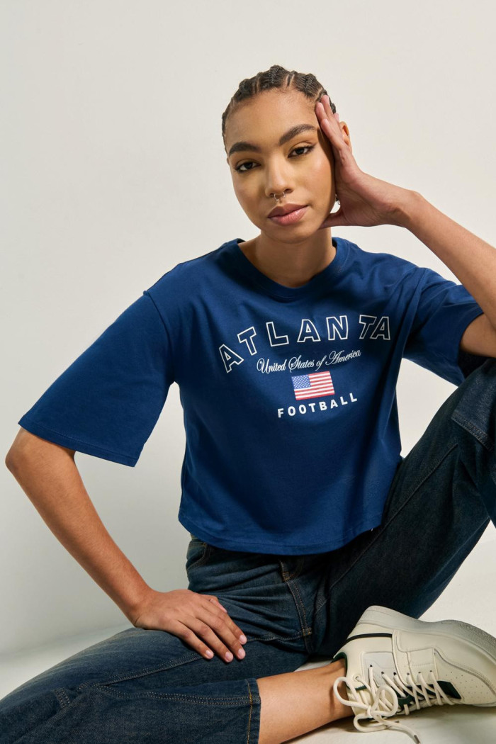 Camiseta crop top oversize azul con texto college de Atlanta
