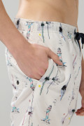 Bermuda playera estampada crema clara con bolsillos