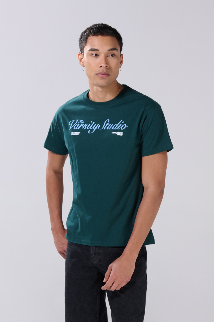 Camiseta verde en algodón cuello redondo con texto college
