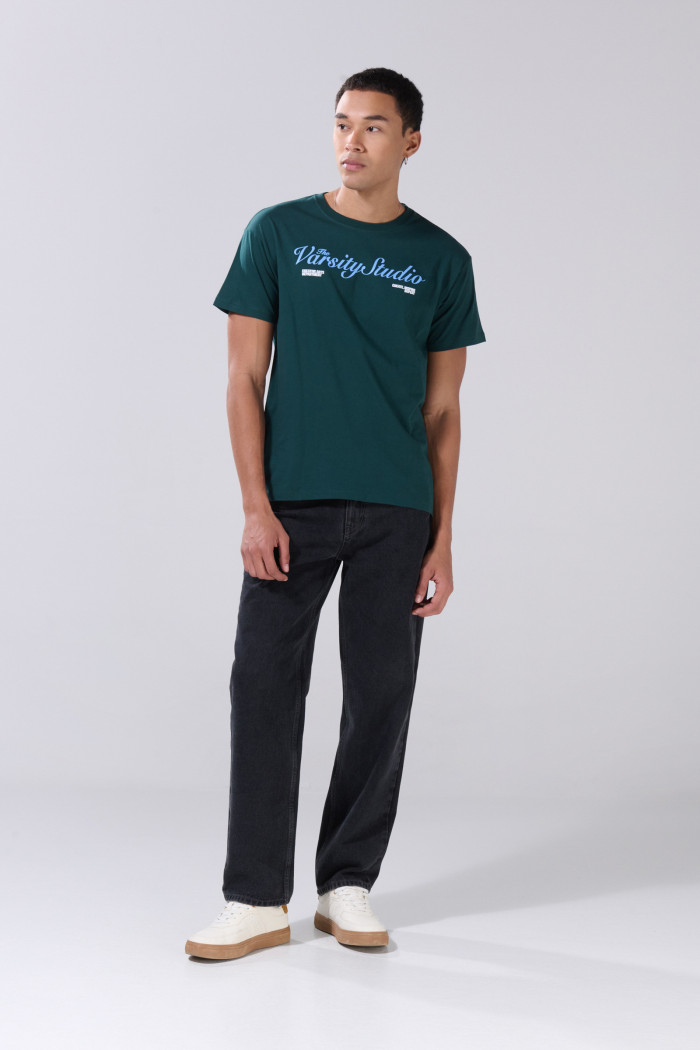 Camiseta verde en algodón cuello redondo con texto college