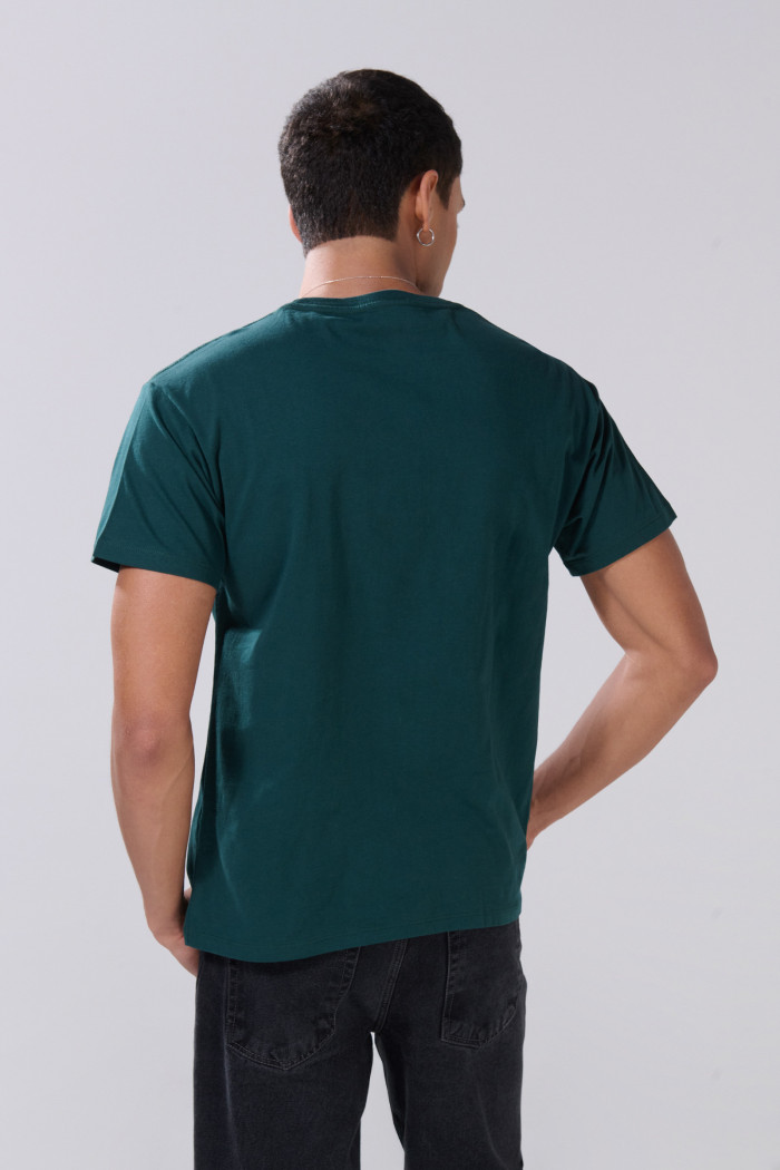 Camiseta verde en algodón cuello redondo con texto college