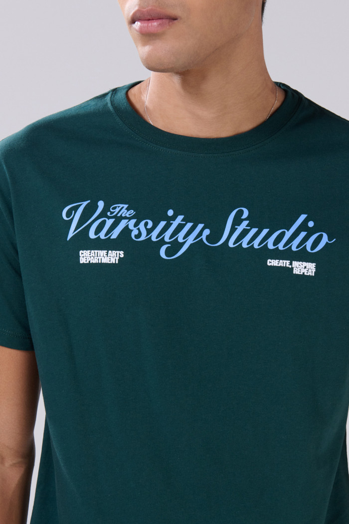 Camiseta verde en algodón cuello redondo con texto college