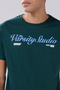 Camiseta verde en algodón cuello redondo con texto college