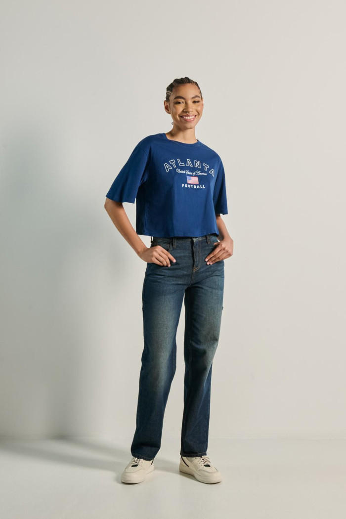 Camiseta crop top oversize azul con texto college de Atlanta