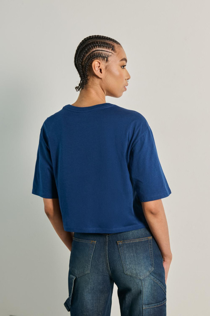 Camiseta crop top oversize azul con texto college de Atlanta