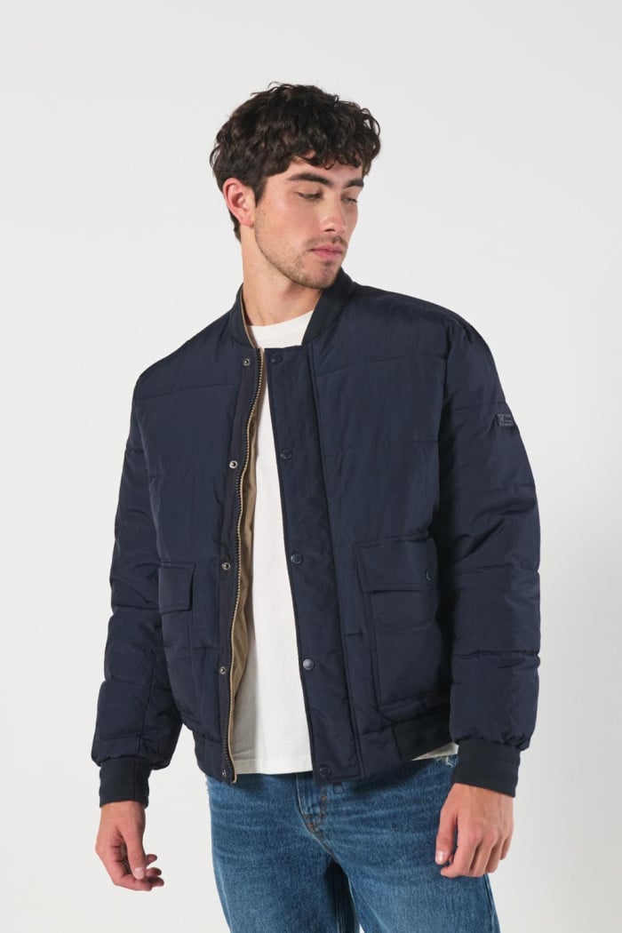 Chaqueta bomber unicolor acolchada doble faz con bolsillos
