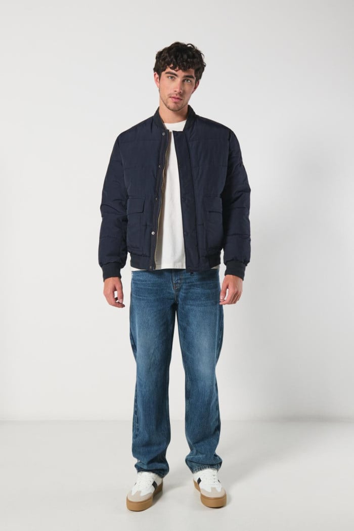 Chaqueta bomber unicolor acolchada doble faz con bolsillos