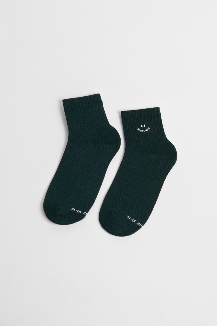 Medias unicolores cortas con diseño de carita feliz