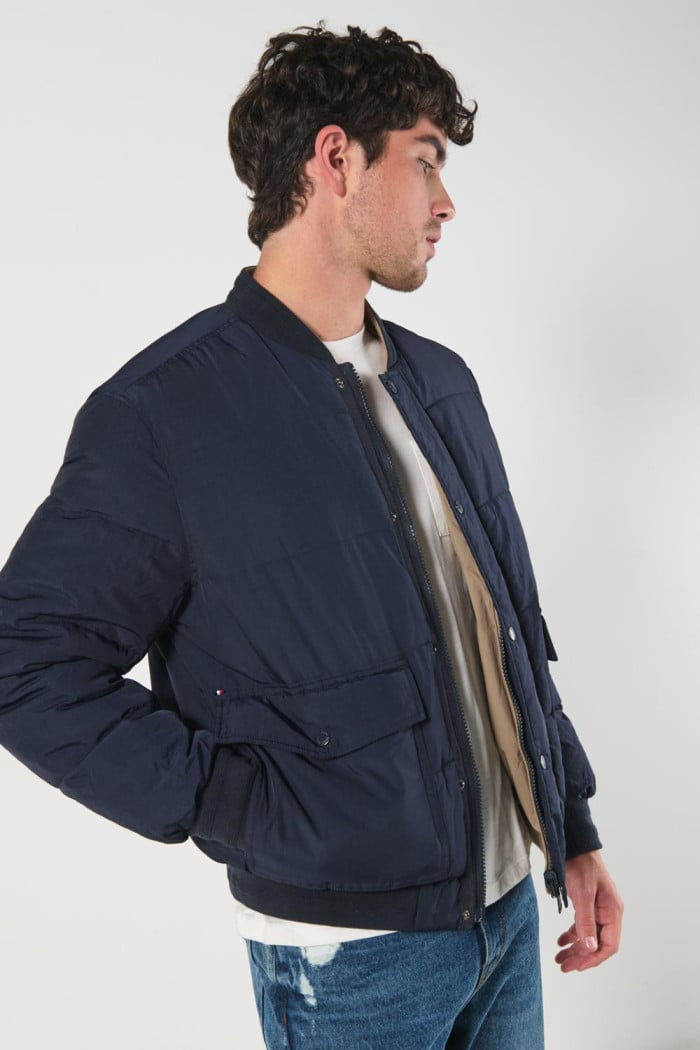 Chaqueta bomber unicolor acolchada doble faz con bolsillos