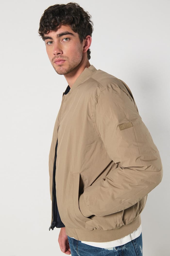 Chaqueta bomber unicolor acolchada doble faz con bolsillos