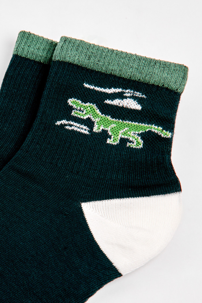 Medias cortas verdes oscuras de dinosaurio con contrastes