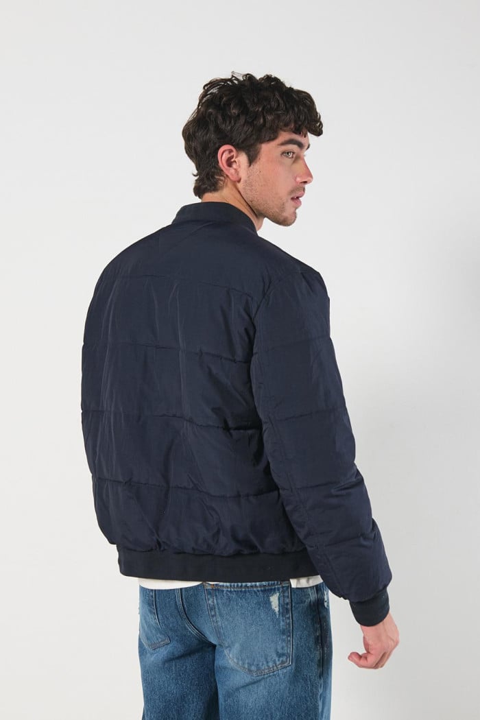 Chaqueta bomber unicolor acolchada doble faz con bolsillos