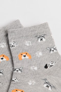 Medias cortas unicolores con diseños de perritos y huellas