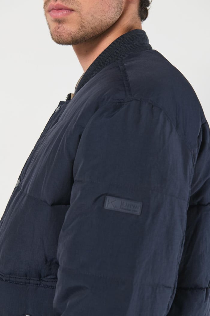 Chaqueta bomber unicolor acolchada doble faz con bolsillos
