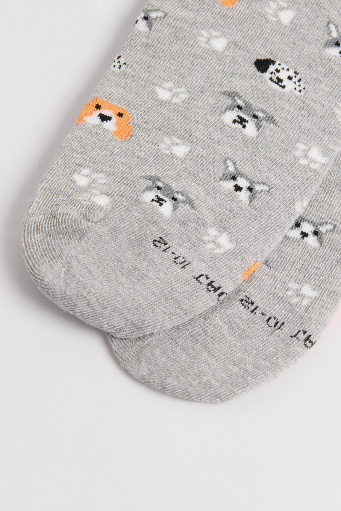 Medias cortas unicolores con diseños de perritos y huellas