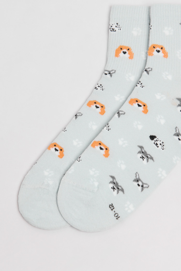Medias cortas unicolores con diseños de perritos y huellas