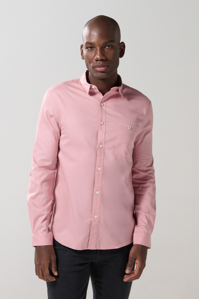 Camisa unicolor manga larga con texturas y bolsillo