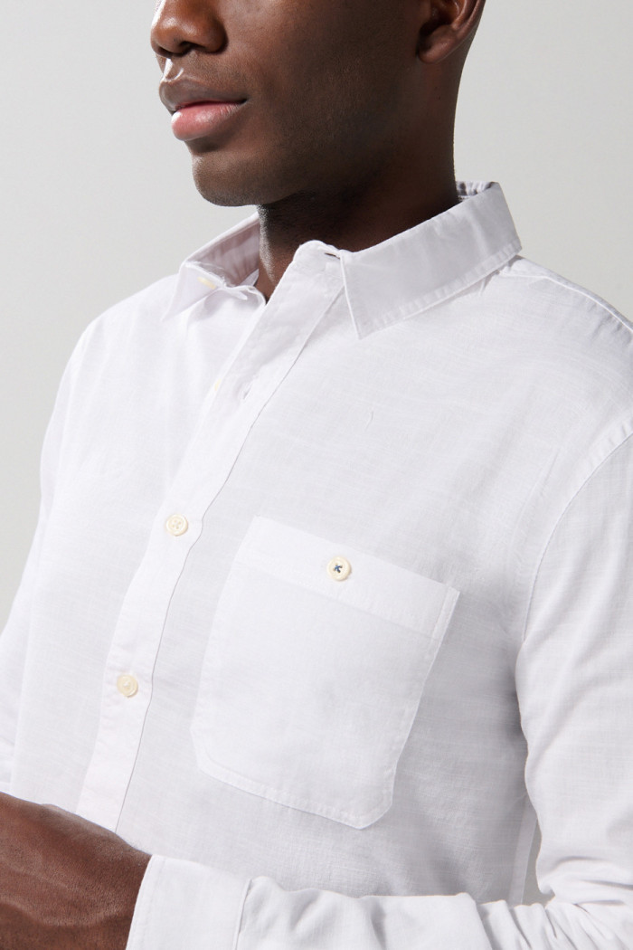 Camisa unicolor manga larga con texturas y bolsillo