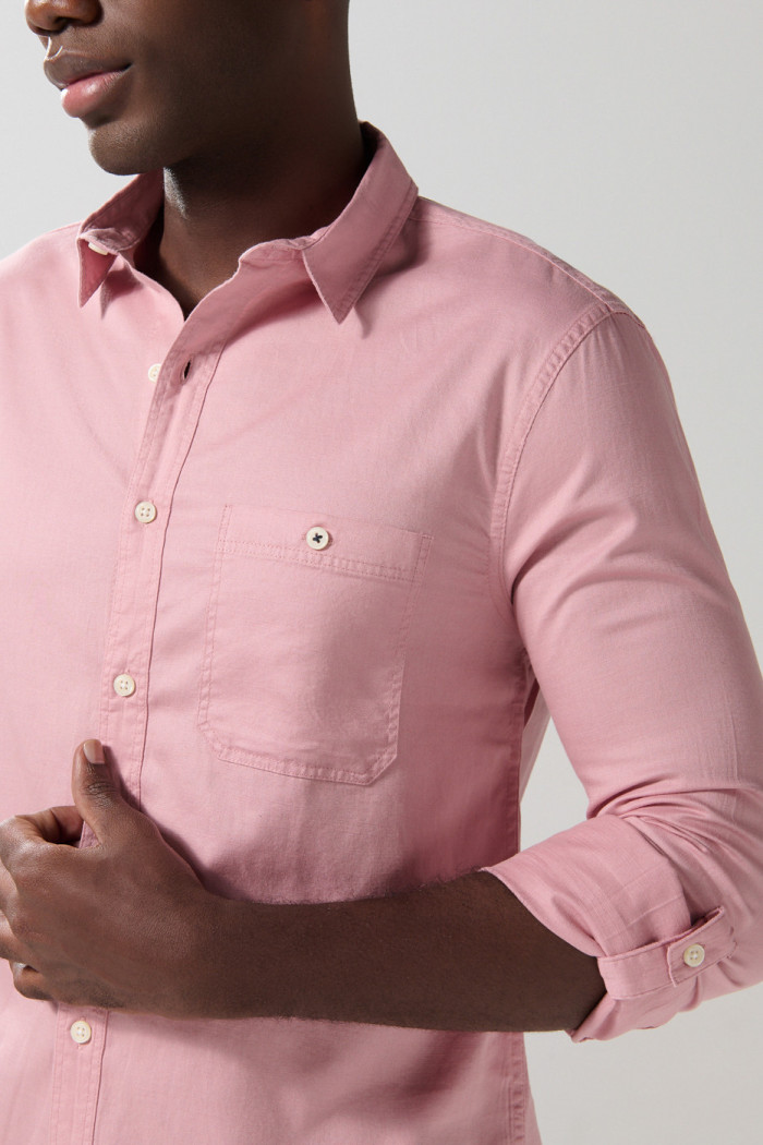 Camisa unicolor manga larga con texturas y bolsillo