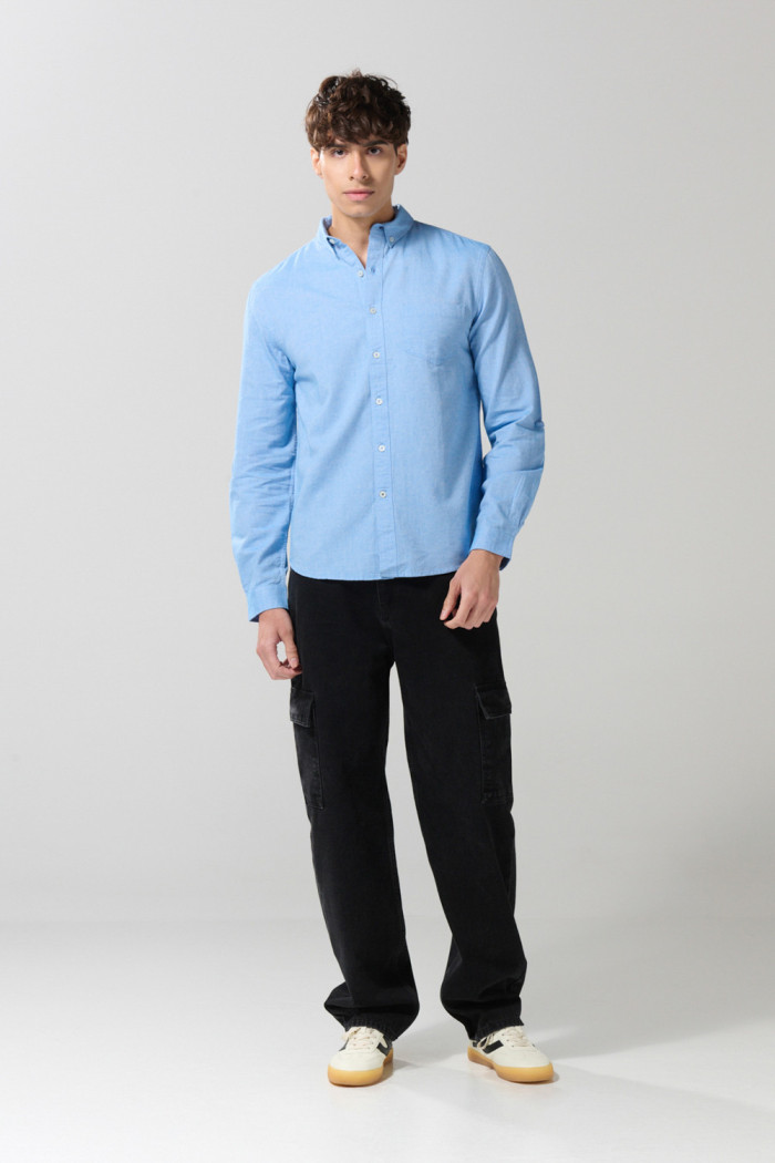 Camisa cuello button down unicolor en algodón manga larga