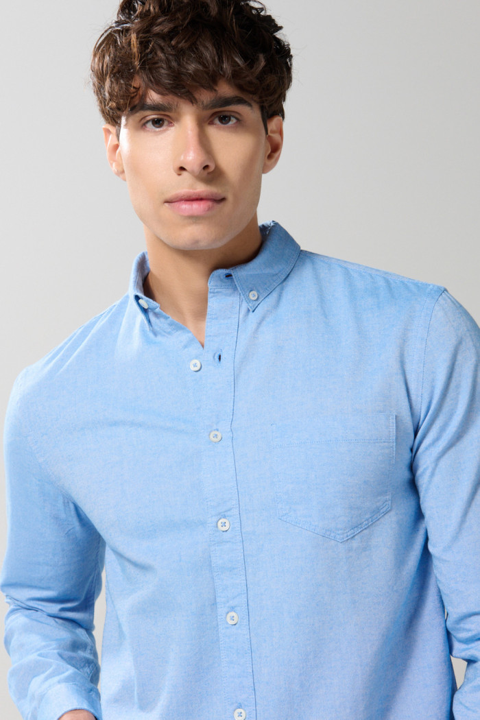 Camisa cuello button down unicolor en algodón manga larga