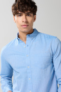 Camisa cuello button down unicolor en algodón manga larga