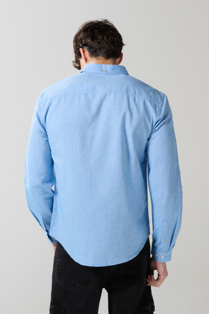 Camisa cuello button down unicolor en algodón manga larga