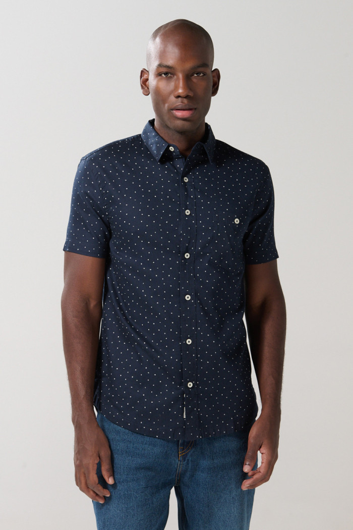 Camisa azul oscura manga corta con diseños mini print