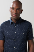 Camisa azul oscura manga corta con diseños mini print