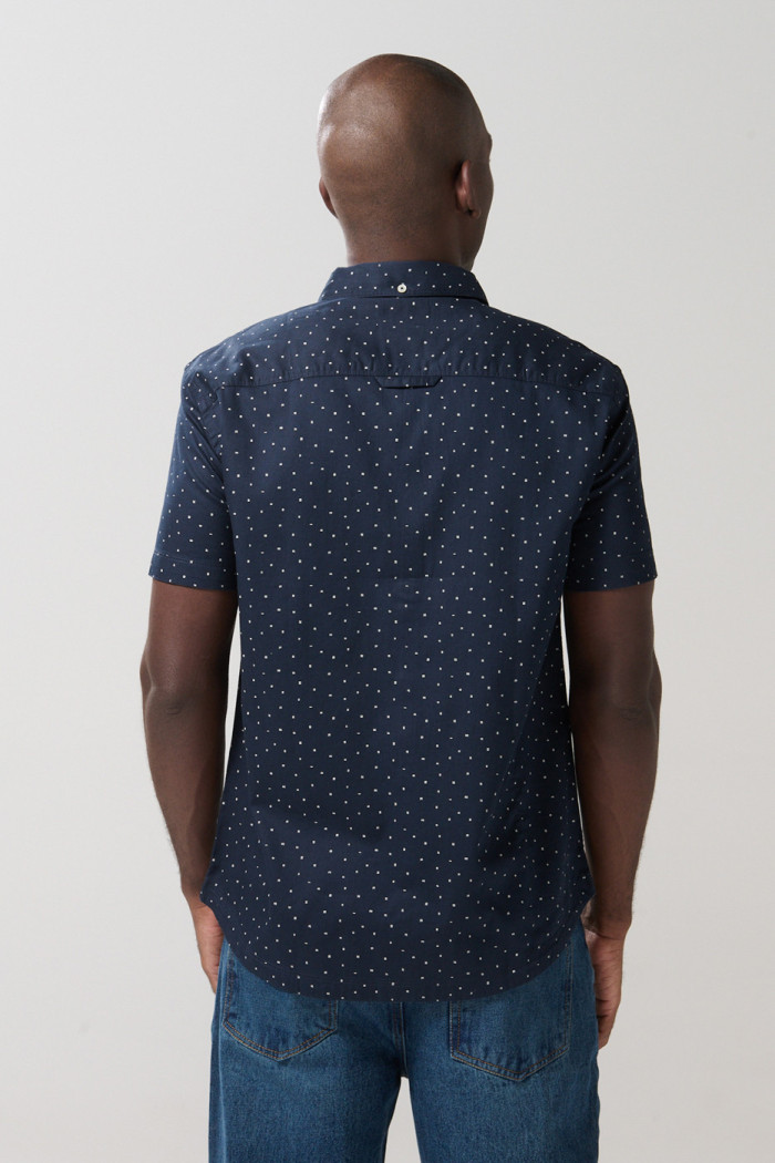Camisa azul oscura manga corta con diseños mini print