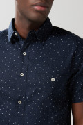Camisa azul oscura manga corta con diseños mini print
