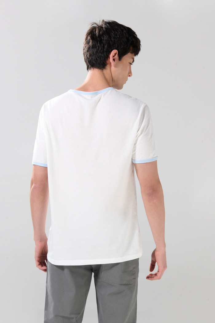 Camiseta crema college manga corta con contrastes azules