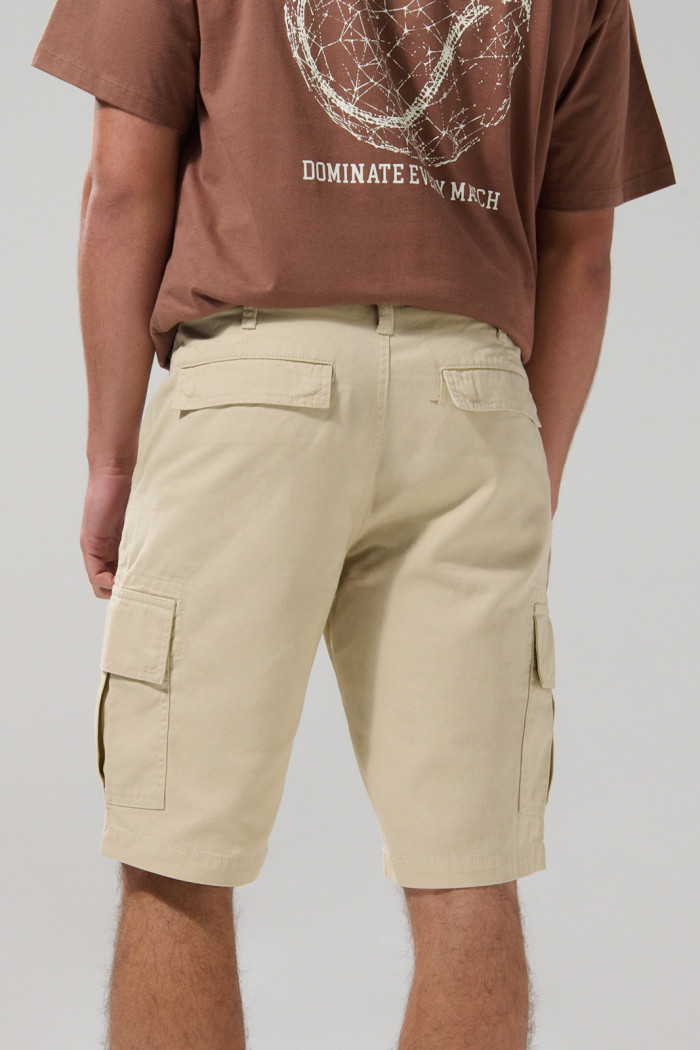 Bermuda en dril cargo unicolor con tiro bajo y bolsillos