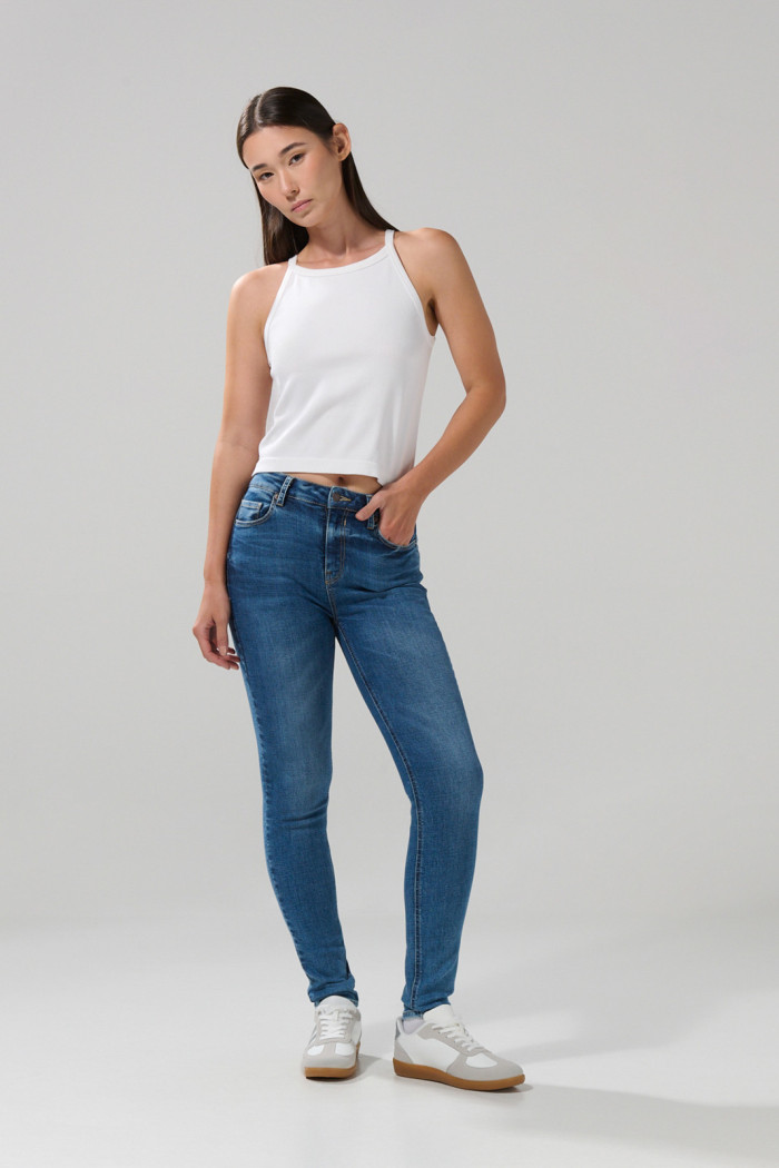 Jean tiro alto jegging azul medio con desgastes y cremallera