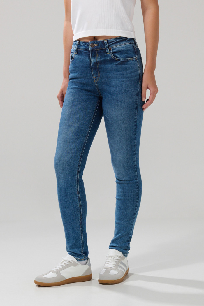 Jean tiro alto jegging azul medio con desgastes y cremallera