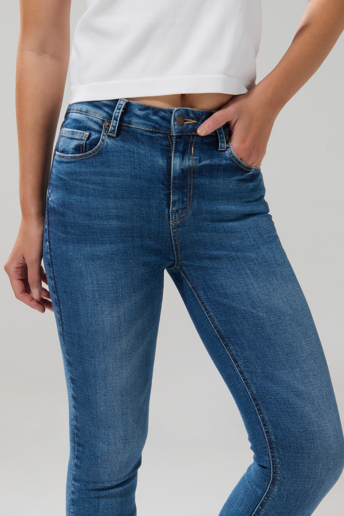 Jean tiro alto jegging azul medio con desgastes y cremallera