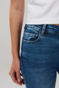 Jean tiro alto jegging azul medio con desgastes y cremallera