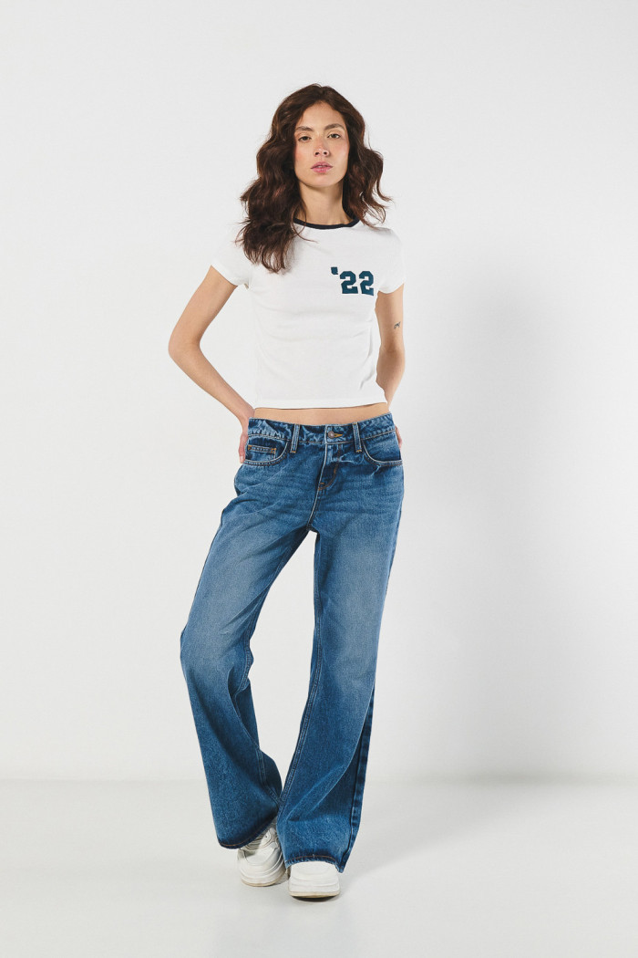 Jean flare tiro medio azul claro con bota ancha