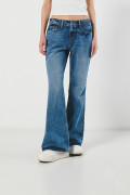 Jean flare tiro medio azul claro con bota ancha