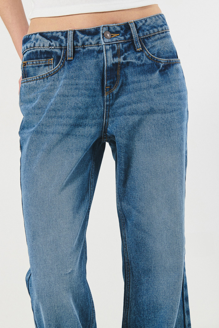 Jean flare tiro medio azul claro con bota ancha