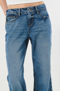 Jean flare tiro medio azul claro con bota ancha