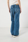 Jean flare tiro medio azul claro con bota ancha