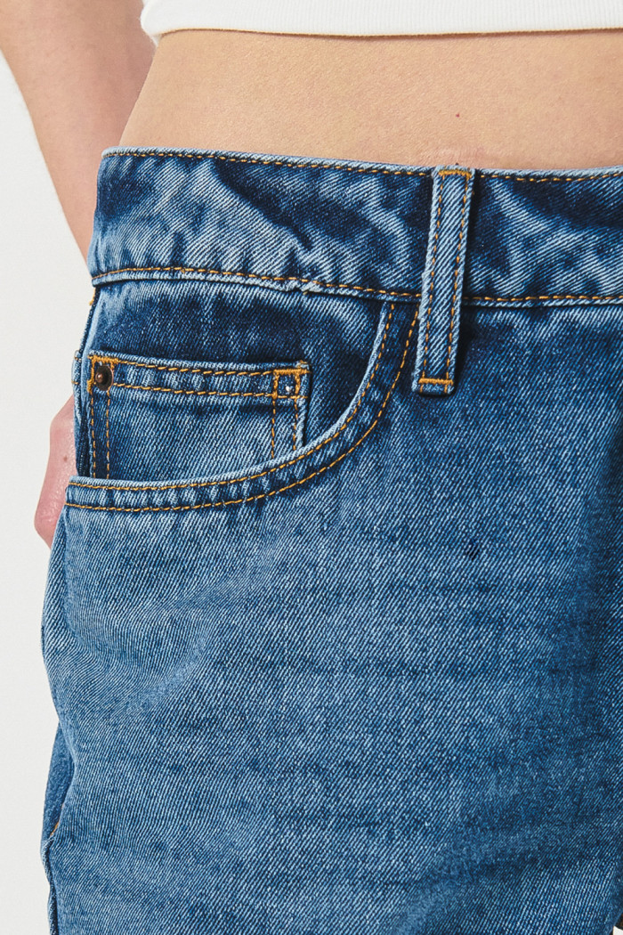 Jean flare tiro medio azul claro con bota ancha