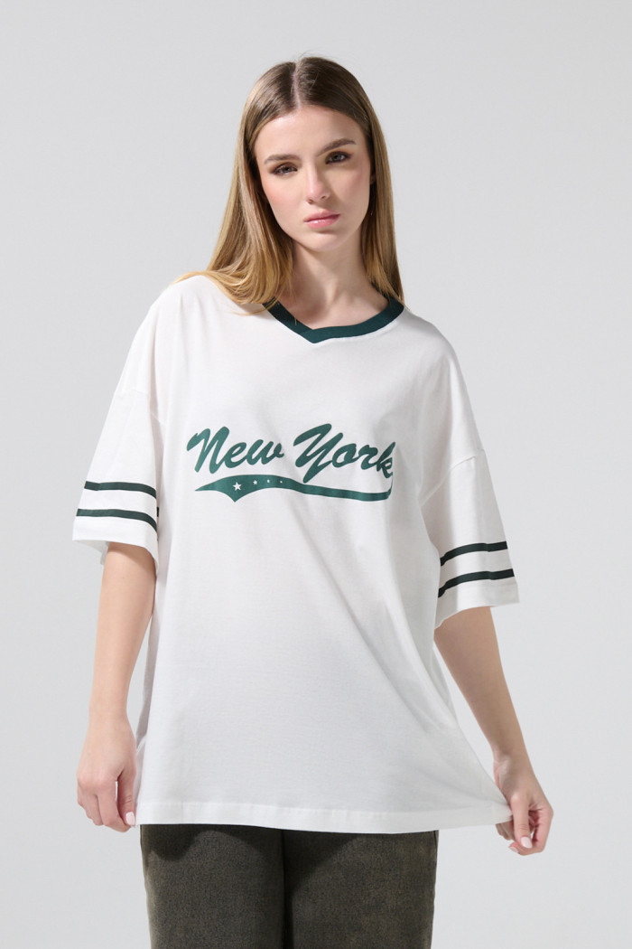 Camiseta cuello V oversize crema clara con texto college