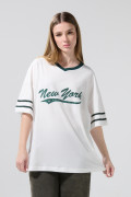 Camiseta cuello V oversize crema clara con texto college