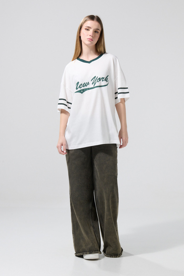 Camiseta cuello V oversize crema clara con texto college