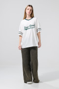 Camiseta cuello V oversize crema clara con texto college