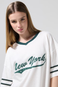 Camiseta cuello V oversize crema clara con texto college